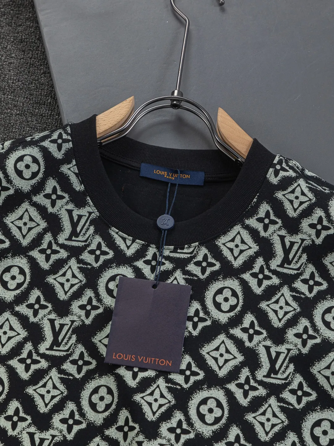 🅿️200 Louis Vuitton 1V LV micro-wide version S-XL LV 26ss new products are available at the counter simultaneously. Multiple craftsmanship, full jacquard presbyopia letter logo printing, round neck short-sleeved T-shirt, same style for men and women! Consigned to one-to-one creation. Synchronized with the official website, pure cotton fabrics at the counter! It is close to the skin and comfortable, durable and easy to wear. It has a classic and simple logo design and meticulous original craftsmanship. Short-sleeves, a must-have item for men, do not appear to be the same for the general public, but must be unique and eye-catching. This LV short-sleeve is all about quality, comfort, the same shape and fashion as always, including fabrics and cutting techniques. All of them have been made with great effort! 320 grams of washed pure cotton fabric, pure cotton is breathable, very refreshing and comfortable for daily wear. The rib knitting on the neckline is smooth and tight, and the neckline will not be skewed if you toss it at will. The loose version, you will find that it looks really good on the upper body. The overall is minimalist and neat, super versatile for daily use! Pair it casually with a pair of pants for a youthful look. A T-shirt will make your outfit crazy. It is a fashionable item that can never go wrong! Color: Black White Size: S-XL Size chart: S: Shoulder width 50-Bust 56-Length 70 M: Shoulder width 52-Bust 57-Length 72 L: Shoulder width 54-Bust 59-Length 74 XL: Shoulder width 56-Bust 62-Length 76